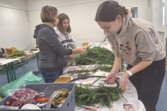 03Pletenje-adventnih-venckov-2023